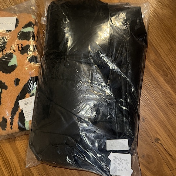 🆕🌿🖤ANNIEWEAR: BLACK Vegan Leather Padded Vest S/M - Picture 14 of 14